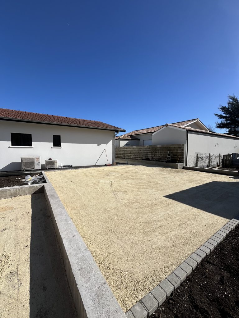 Apport du calcaire et compactage, fond de forme terminé.