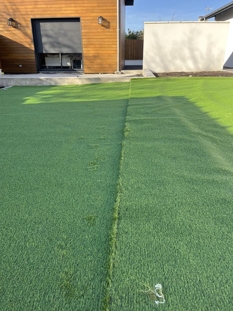 Pré pose du gazon synthétique, les fibres se détendent pendant 24H.